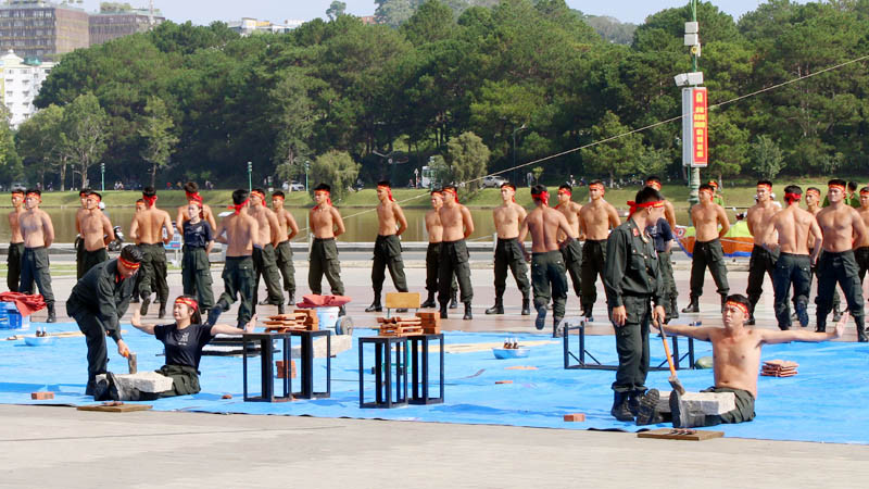 Lực lượng Bộ Tư lệnh Cảnh sát cơ động biểu diễn màn kê chân đập vỡ đá.