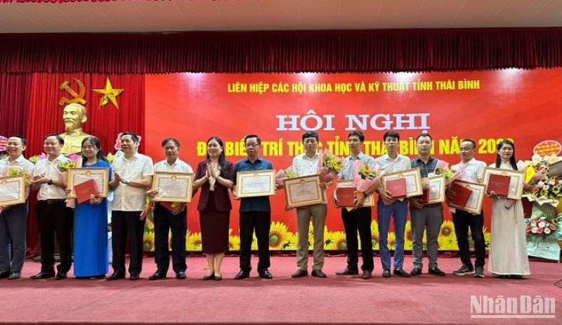 Vinh danh các cá nhân tiêu biểu của tỉnh Thái Bình trong nghiên cứu khoa học. 