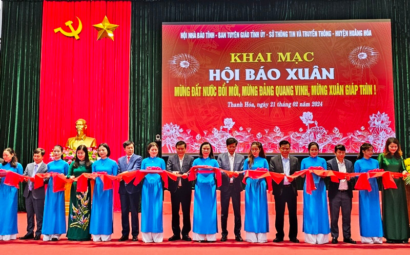 Các đại biểu cắt băng khai mạc Hội báo Xuân.