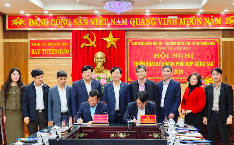 Ban Tuyên giáo Tỉnh ủy và Hội đồng nhân dân tỉnh Thanh Hóa ký kết phối hợp công tác.