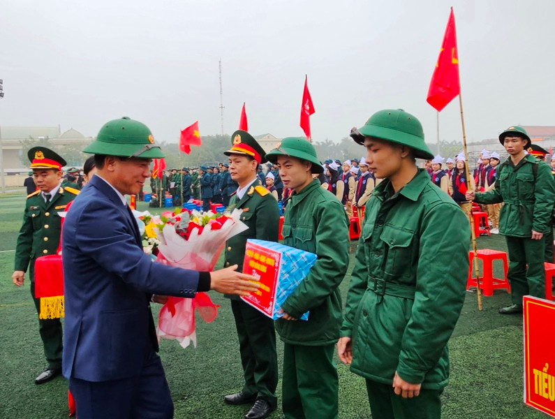 Bí thư Tỉnh ủy Thanh Hóa trao tặng quà cho các tân binh.