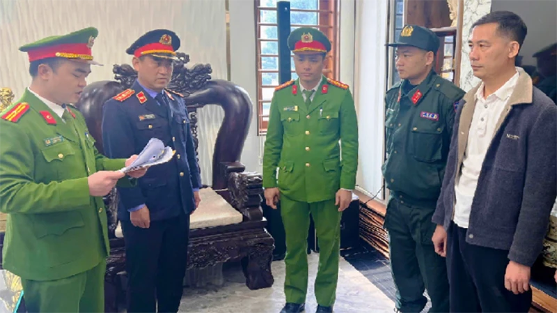 Cơ quan chức năng công bố quyết định khởi tố bị can.