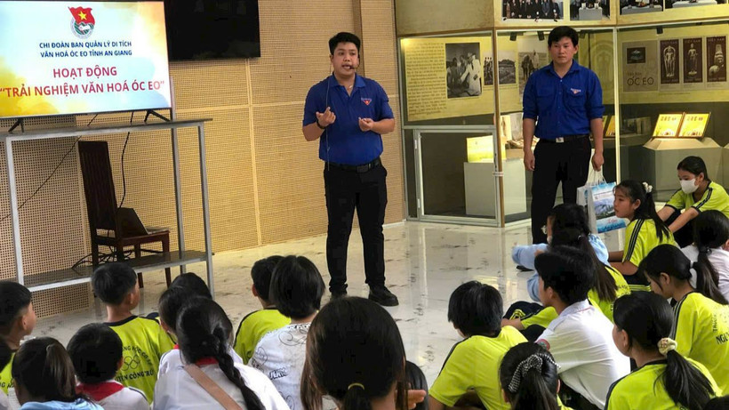 Hoạt động trải nghiệm văn hóa Óc Eo. (Ảnh: THI PHONG)