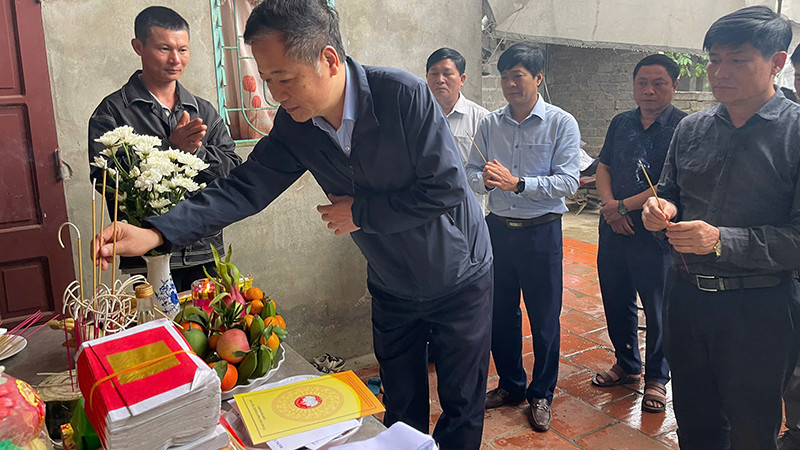 Các thành viên đoàn công tác tưởng niệm nạn nhân tử vong do đuối nước.