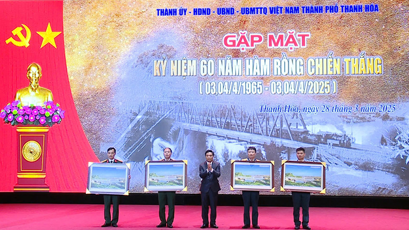Lãnh đạo tỉnh Thanh Hóa trao tặng ảnh lưu niệm cho các đơn vị từng chiến đấu, phục vụ chiến đấu bảo vệ cầu Hàm Rồng.