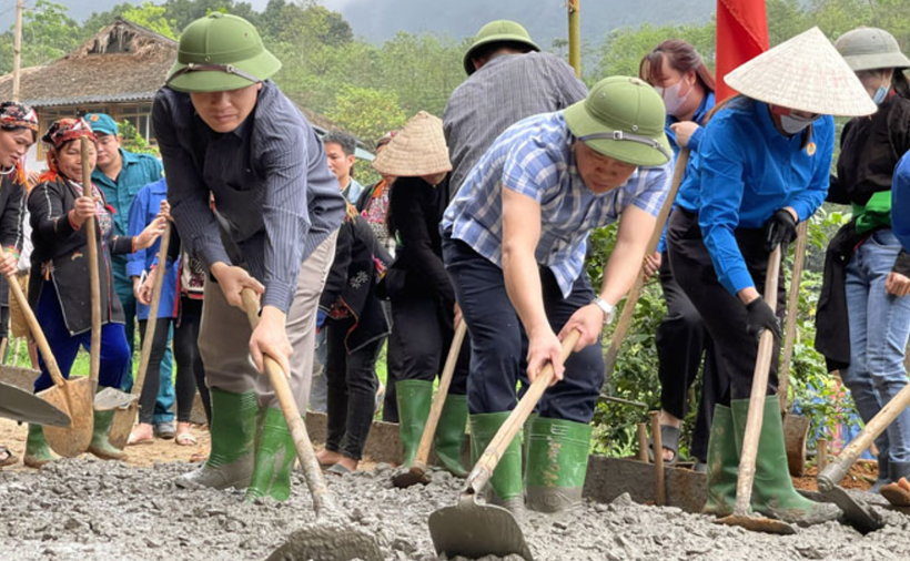 Phó Chủ tịch UBND tỉnh Ngô Hạnh Phúc (trái) tham gia lao động làm đường giao thông tại thôn Đèo Thao, xã Tân Nguyên, huyện Yên Bình. (Ảnh: Báo Yên Bái)