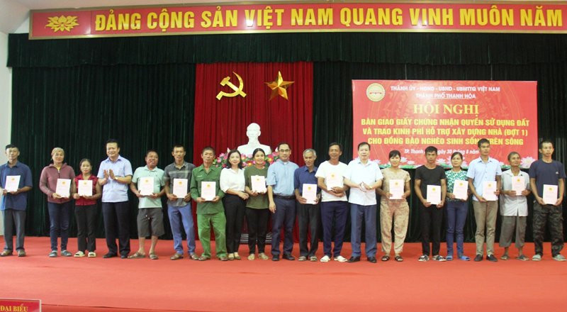 Lãnh đạo thành phố Thanh Hóa trao Giấy chứng nhận quyền sử dụng đất cho 15 hộ nghèo.