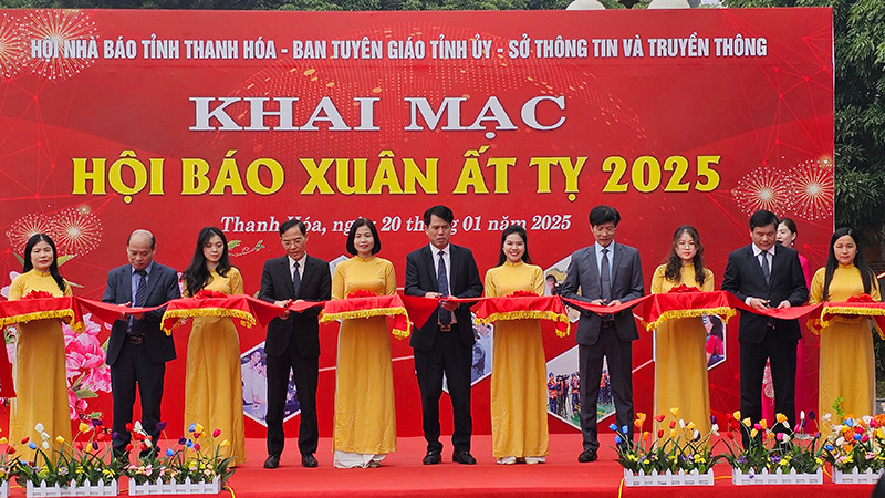 Các đại biểu cắt băng khai trương Hội báo Xuân.