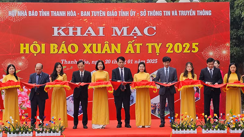 Các đại biểu cắt băng khai trương Hội báo Xuân.