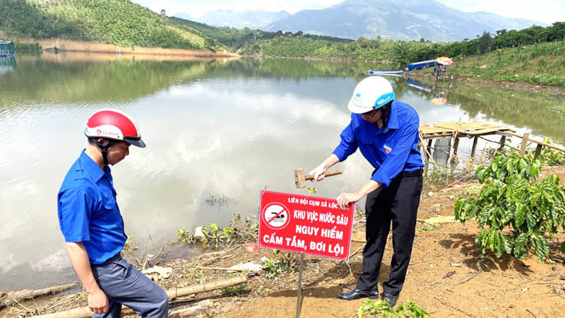 Đoàn thanh niên thành phố Bảo Lộc, Lâm Đồng, cắm biển cảnh báo phòng, chống đuối nước tại các vị trí nguy cơ trên địa bàn. (Ảnh: K.P)