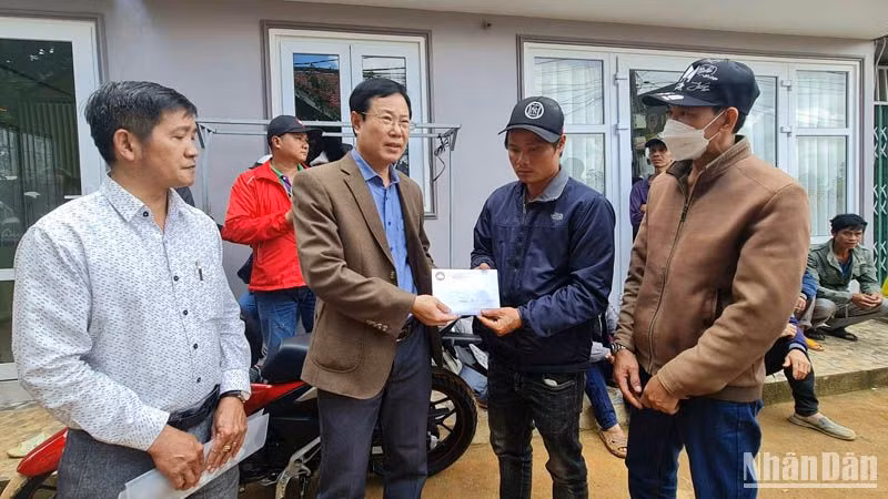 Chủ tịch Ủy ban Mặt trận Tổ quốc Việt Nam tỉnh Lâm Đồng Phạm Triều thăm, động viên gia đình nạn nhân bị thiệt mạng trong vụ sạt lở.