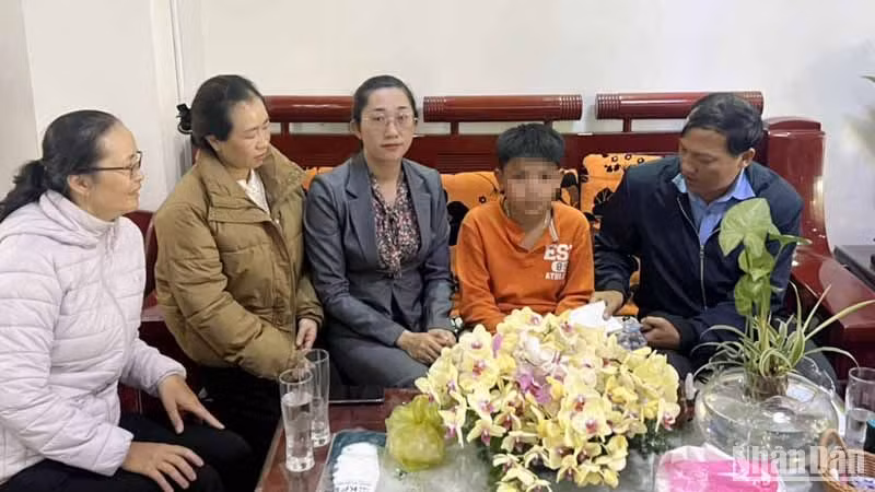 Đại diện Phòng Lao động. Thương binh và Xã hội thành phố Đà Lạt cùng Ủy ban nhân dân phường 8 đến thăm và động viên cháu bé.