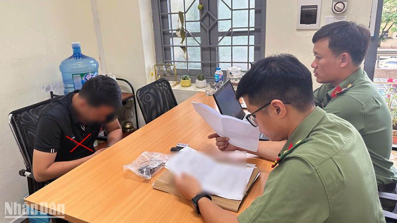 Lực lượng công an đấu tranh, xử lý đối tượng N.Đ.G. (Ảnh: Công an cung cấp)