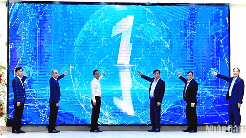 Các đại biểu thực hiện nghi thức khai trương Trung tâm IOC huyện Đam Rông.