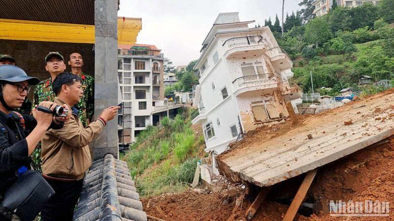 Ngôi nhà bị xô lệch trong vụ sạt lở nghiêm trọng tại phường 10, thành phố Đà Lạt rạng sáng 29/6.