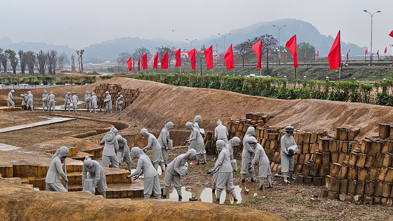 Phỏng dựng công trường đắp đê sông Mã trong kháng chiến chống Mỹ cứu nước.