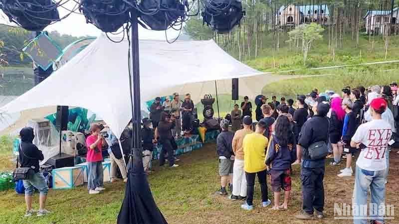 Sân khấu âm nhạc trái phép giữa rừng.