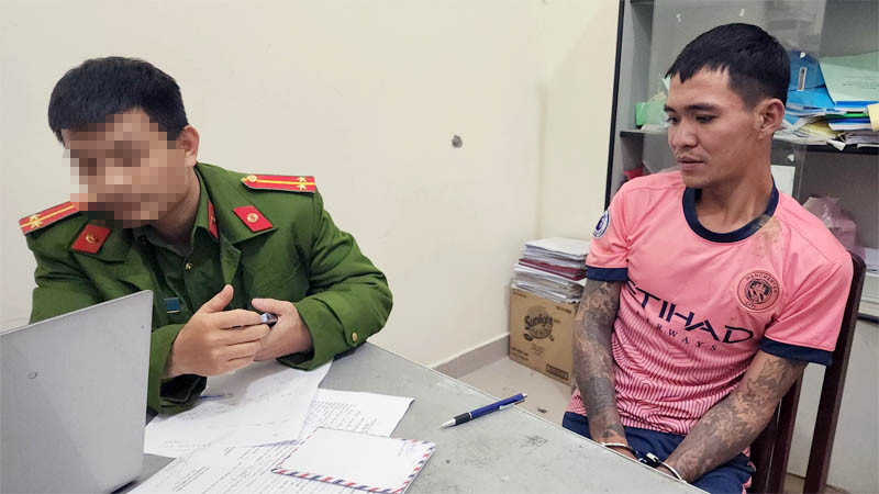 Đối tượng Đen tại cơ quan công an.