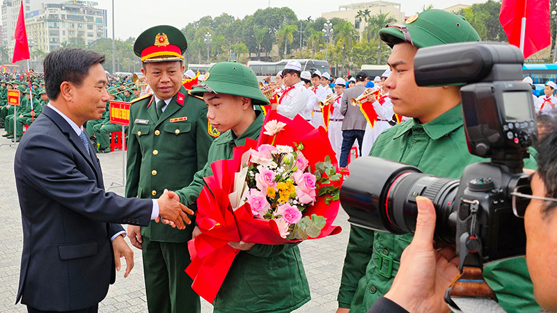 Bí thư Tỉnh ủy Thanh Hóa tặng hoa, chúc mừng thanh niên tiếp nối truyền thống quê hương anh hùng.