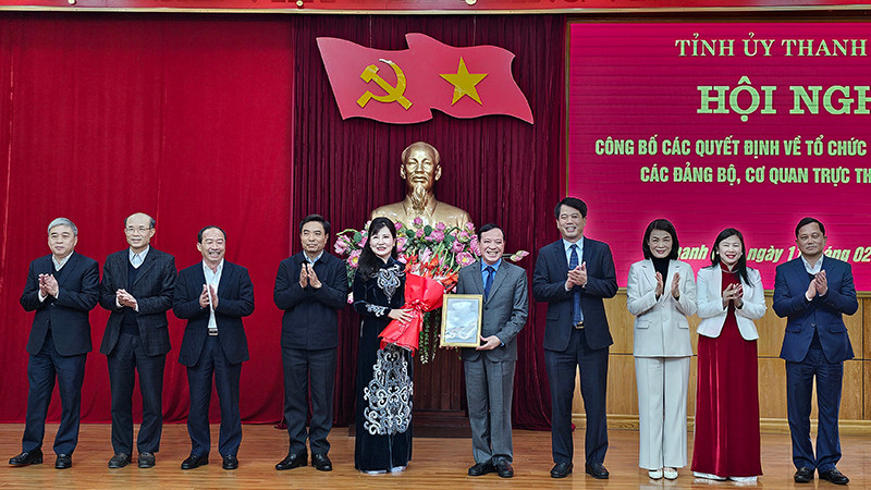 Bí thư Tỉnh ủy Thanh Hóa trao quyết định, tặng hoa Đảng bộ các cơ quan Đảng tỉnh Thanh Hóa.