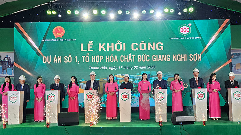 Các đại biểu động thổ khởi công Dự án số 1-Tổ hợp hóa chất Đức Giang.