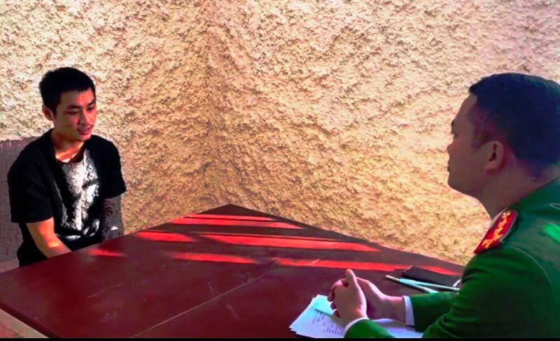 Công an xét hỏi đối tượng Nguyễn Văn Cường.