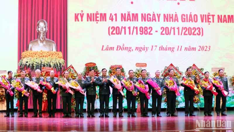 Ban Giám đốc Học viện Lục quân tặng hoa các đồng chí nguyên lãnh đạo học viện.