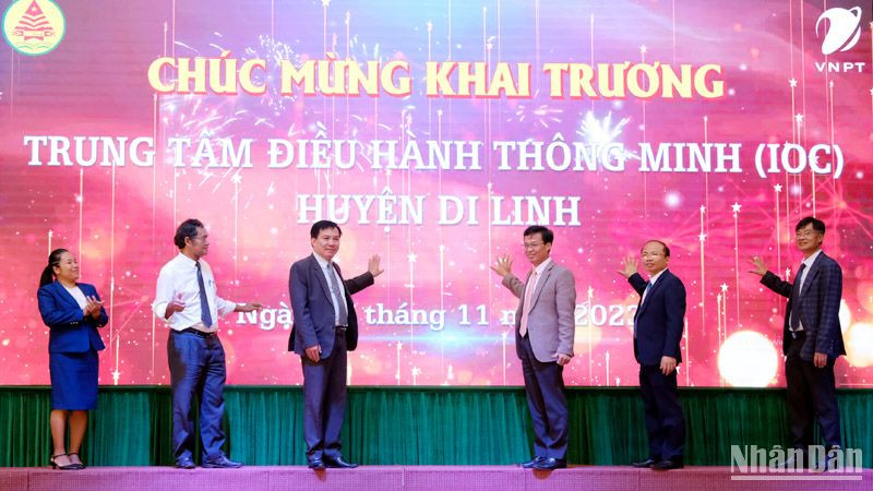 Các đại biểu thực hiện nghi thức khai trương Trung tâm IOC huyện Di Linh.