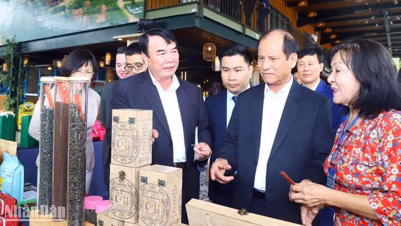 Tiến sĩ Phạm S (bên trái, hàng đầu) tại không gian triển lãm trà thuộc Chương trình tọa đàm kết nối giao thương ngành chè Quảng Châu (Trung Quốc) và Lâm Đồng, diễn ra tại thành phố Bảo Lộc, Lâm Đồng cuối tháng 9/2023.