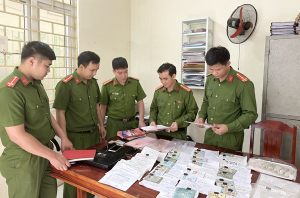 Công an xem xét tài liệu liên quan hoạt động cho vay lãi nặng trong giao dịch dân sự.