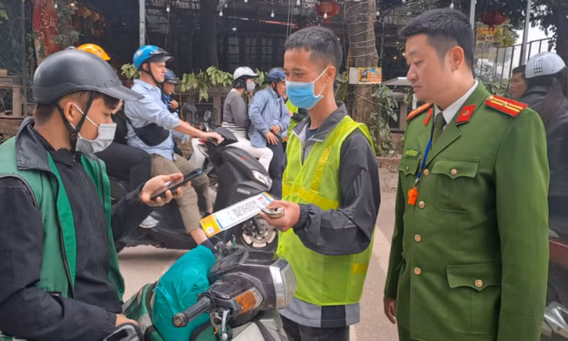 Điểm trông giữ xe ô-tô không dùng tiền mặt tại Phủ Tây Hồ (Hà Nội). (Ảnh: Báo Công an nhân dân)