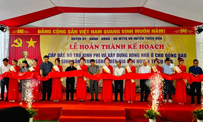 Các đại biểu cắt băng, hoàn thành xây dựng nhà ở cho đồng bào sinh sống trên sông ở huyện Thiệu Hóa lên bờ định cư.