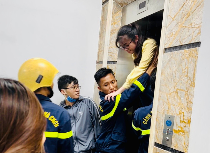 Học sinh được cứu hộ, giải thoát khỏi thang máy bị kẹt