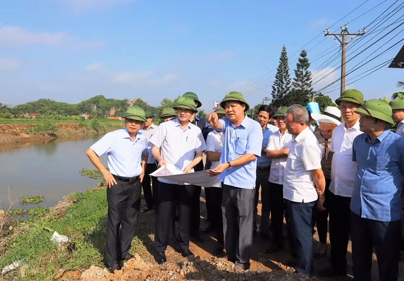 Lãnh đạo tỉnh Thanh Hóa cùng các ngành kiểm tra thực địa đê tả sông Càn.
