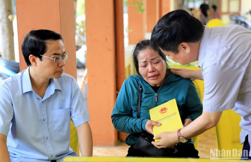 Phó Chủ tịch Ủy ban nhân dân tỉnh Thái Bình Phạm Văn Nghiêm trao số tiền hỗ trợ 20 triệu đồng cho gia đình cháu bé tử vong trên ô-tô.