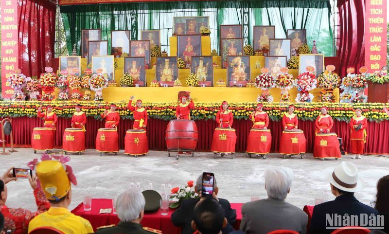 Màn trống hội âm vang khởi đầu cho Đại lễ.