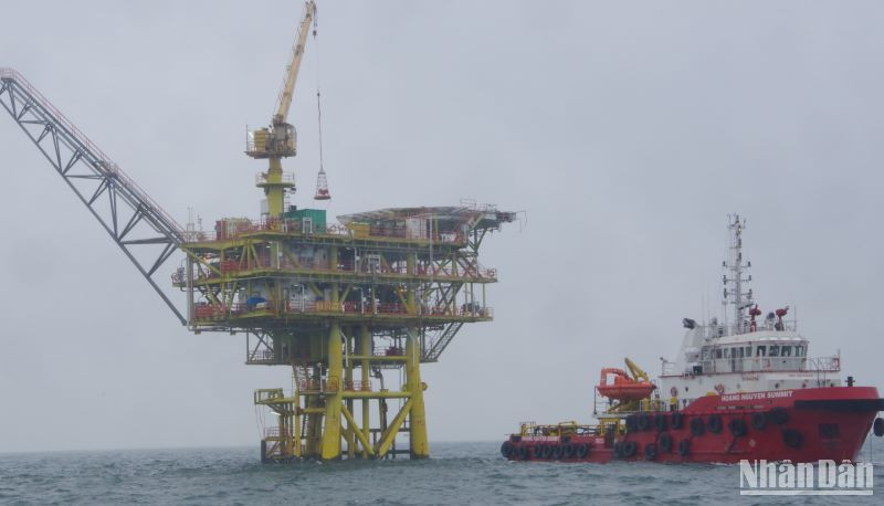 Tàu của Hải đội biên phòng 2 (Bộ đội Biên phòng tỉnh Thái Bình) bên giàn khoan mỏ khí Thái Bình.