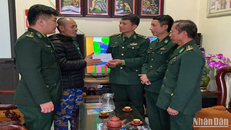 Cán bộ, chiến sĩ Đồn Biên phòng cửa khẩu cảng Diêm Điền hỗ trợ kinh phí cho chủ tàu bị cháy phương tiện đi biển trong đêm 14/2.