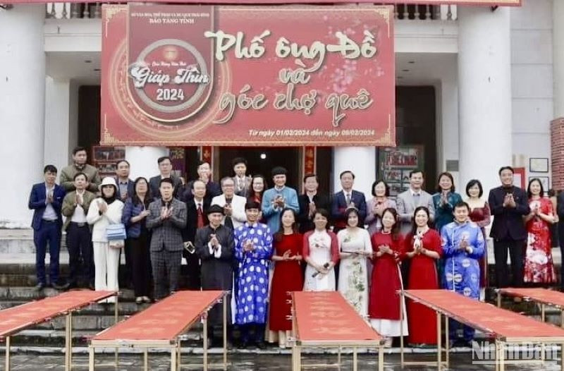 Các thành viên Câu lạc bộ Hán Nôm và Thư pháp trình diễn Thư pháp trên trường quyển.