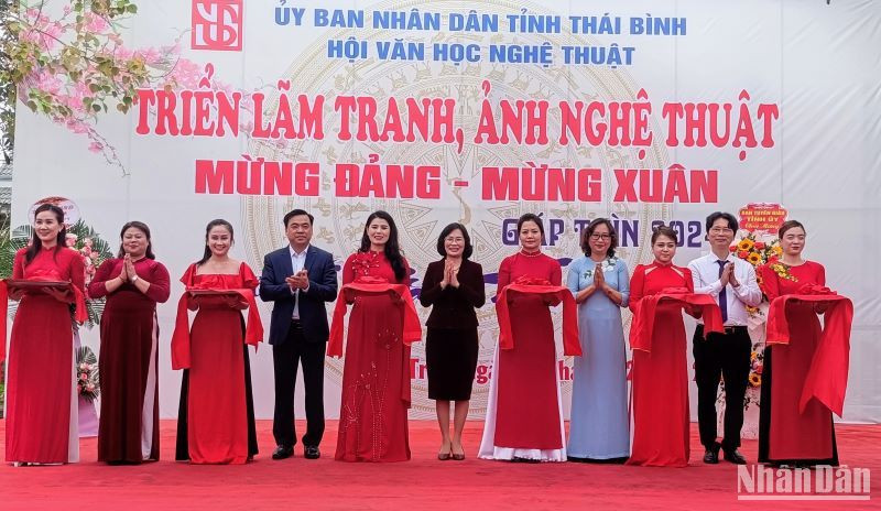 Các đại biểu thực hiện nghi thức cắt băng khai mạc triển lãm.