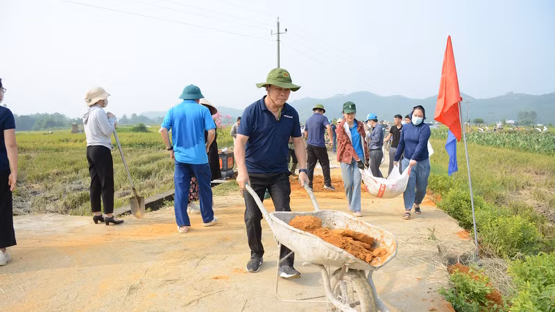 Cán bộ các cơ quan tỉnh Tuyên Quang cùng người dân làm đường giao thông nông thôn ở xã Thiện Kế, huyện Sơn Dương.