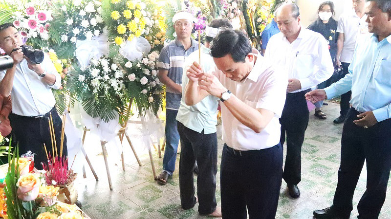 Phó Thủ tướng Trần Lưu Quang thắp hương viếng đồng chí Nguyễn Văn Kiên, Bí thư Đảng ủy, Chủ tịch Hội đồng nhân dân xã Ea Ktur.