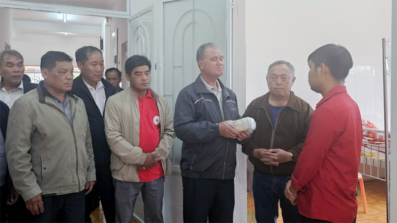 Đại diện người dân Tổ dân phố Thánh Mẫu, phường 7, thành phố Đà Lạt thăm hỏi, hỗ trợ gia đình 3 nạn nhân vụ hỏa hoạn.
