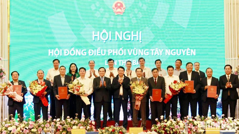 Các thành viên Hội đồng điều phối vùng Tây Nguyên đón nhận Quyết định Quy hoạch vùng Tây Nguyên thời kỳ 2021-2030, tầm nhìn đến năm 2050.