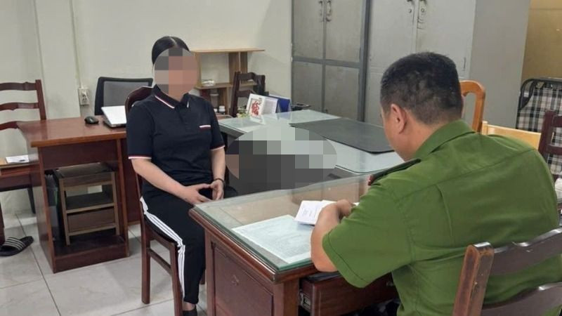 Bị can Nguyễn Thị Thanh Ngọc làm việc với cơ quan chức năng. (Ảnh: Công an cung cấp)
