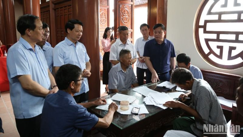 Các đồng chí lãnh đạo tỉnh Thái Bình kiểm tra hoạt động lấy ý kiến cử tri tại xã Quỳnh Hội (huyện Quỳnh Phụ).