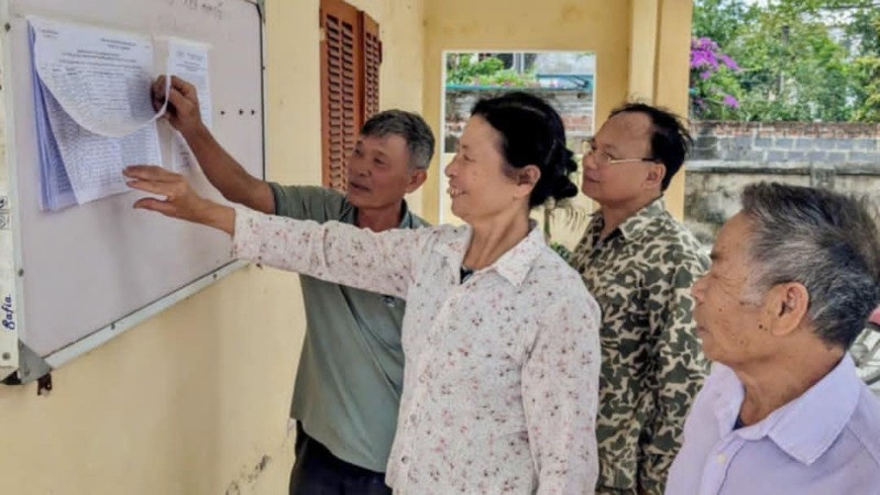Cử tri xã Tự Tân (huyện Vũ Thư, tỉnh Thái Bình) xem niêm yết danh sách cử tri tham gia lấy ý kiến vào ngày 22/4 về sắp xếp đơn vị hành chính các cấp. (Ảnh: TIÊN DUNG)