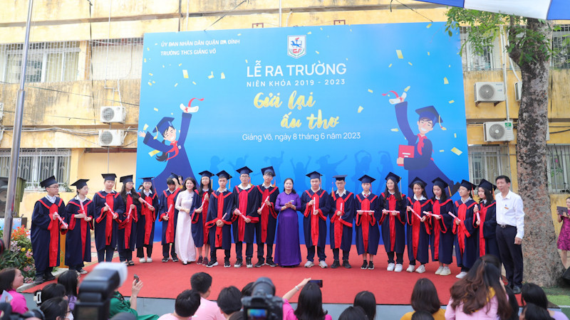 Học sinh lớp 9 nhận giấy chứng nhận tốt nghiệp THCS tạm thời.