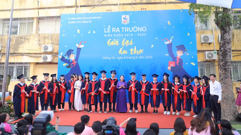 Học sinh lớp 9 nhận giấy chứng nhận tốt nghiệp THCS tạm thời.