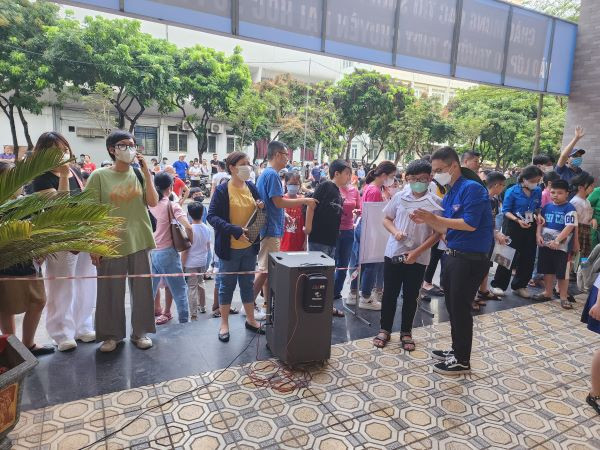 Đông đảo học sinh tham dự bài kiểm tra đánh giá năng lực